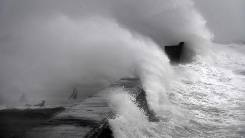 Tempête Dennis : six départements de Bretagne et de Normandie placés en vigilance orange au 