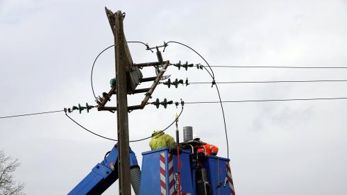 Tempête Dennis : 9 500 foyers privés d'électricité en Bretagne et dans le Pas-de-Calais