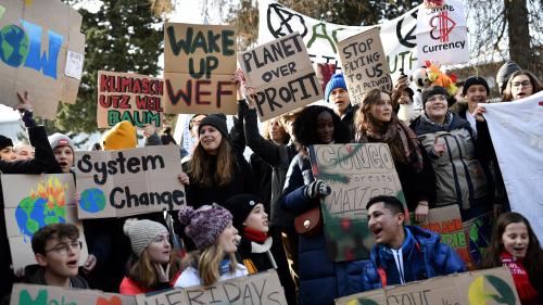 Climat, pollution, malbouffe... La santé des enfants est menacée partout dans le monde, alerte l'ONU