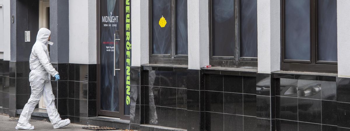 Un officier de police scientifique devant un bar où a eu lieu une fusillade dans le centre de Hanau, près de Francfort-sur-le-Main, en Allemagne, le 20 février 2020.