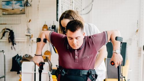 Un jeune paraplégique va participer au semi-marathon de Paris grâce à un exosquelette