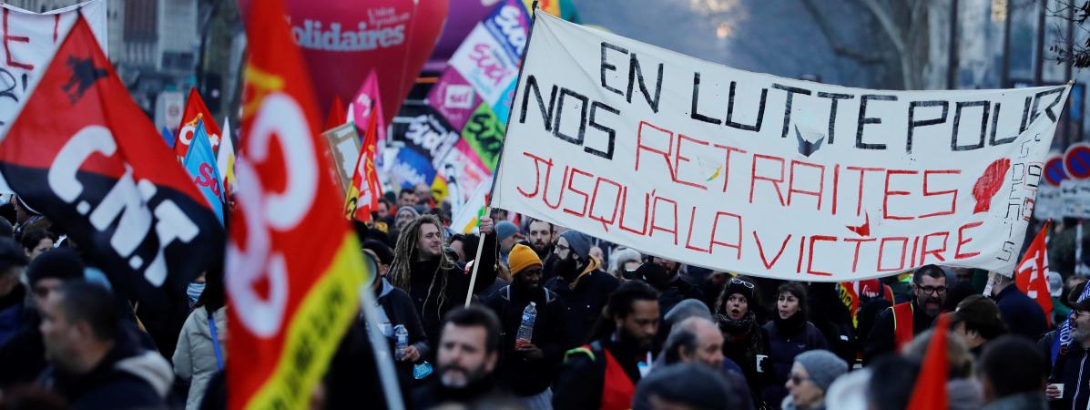 Des personnes manifestent contre la rÃ©forme des retraites, le 6 fÃ©vrier 2020 Ã  Paris.&nbsp;