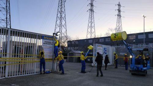 Greenpeace mène une action devant la centrale nucléaire du Tricastin pour réclamer son arrêt