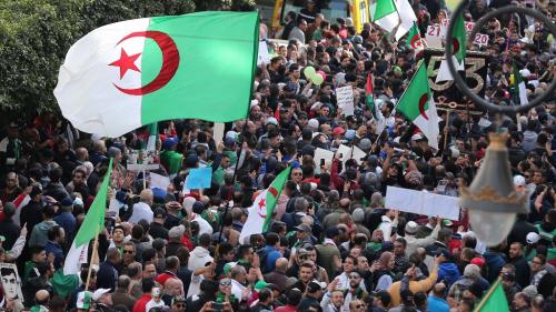 Algérie : des milliers de personnes défilent à Alger pour fêter l'anniversaire du 