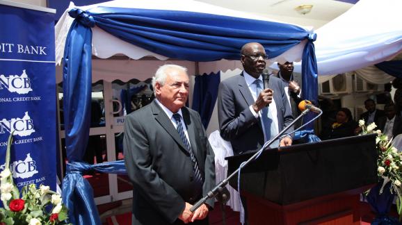 Dominique Strauss-Kahn à Djouba (Sud-Soudan) pour l\'inauguration de la Credit National Bank, le 14 mai 2013