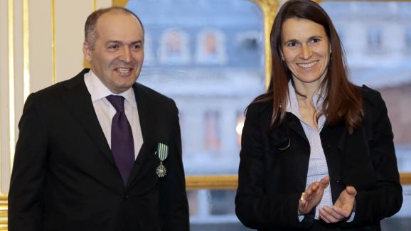 L\'homme d\'affaires Viktor Pinchuk décoré de la médaille de chevalier des Arts et Lettres par Aurélie Filippetti, ministre de la Culture, le 27 mars 2013