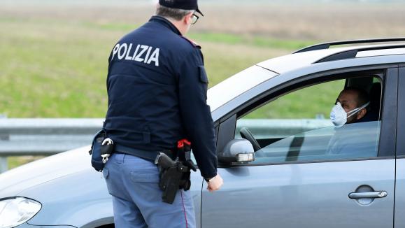 La police italienne contrôle les habitants vers Milan, le 23 février 2020.