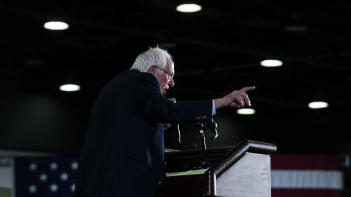 Etats-Unis : un homme brandit une croix gammée lors d'un meeting de Bernie Sanders