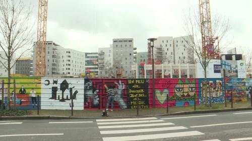 A Nantes, 25 artistes transforment une palissade de chantier en fresque collective éphémère