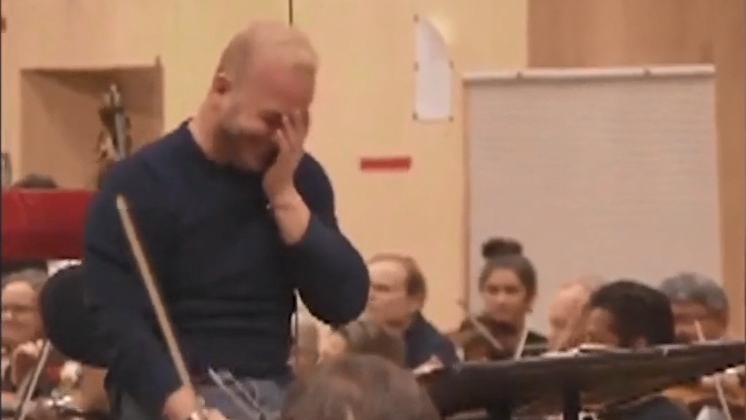 Video Un Chef D Orchestre Surpris Par Ses Musiciens Pour Son Anniversaire Crumpe