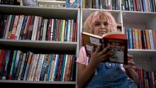 À 12 ans, elle transmet sa passion des livres en ouvrant une bibliothèque dans sa favela de Rio