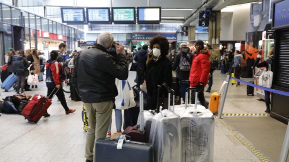 La gare Montparnasse à Paris prise d\'assaut le 17 mars au matin, avant que les mesures de confinement pour cause de coronavirus ne s\'appliquent.