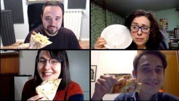 En plein confinement total, des Italiens partagent une pizza sur Skype.