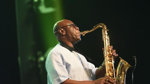 Coronavirus : le saxophoniste camerounais Manu Dibango testé positif au Covid-19 se repose