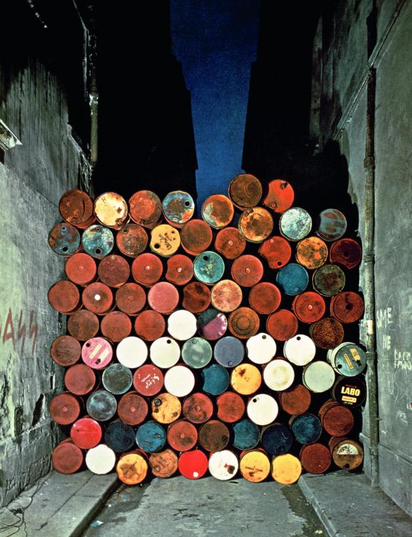 Installation de Christo obstruant la rue Visconti à Paris le 27 juin 1962