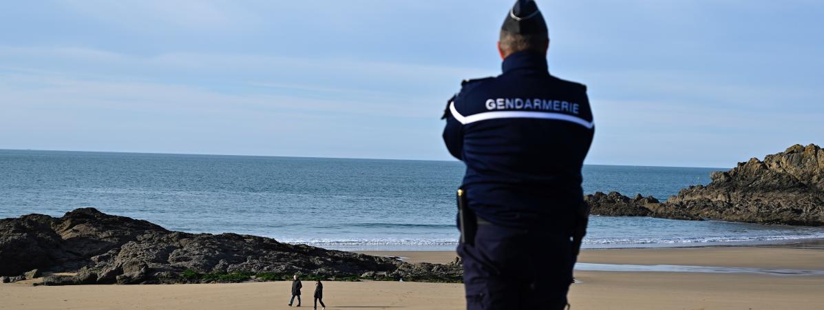 Un gendarme surveille la plage de Saint-Lunaire (Ille-et-Vilaine), le 17 mars 2020.