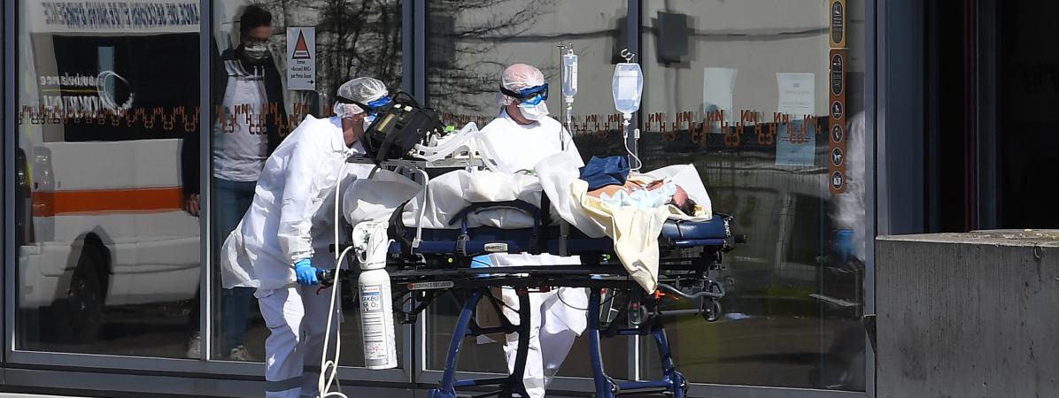 Un patient sous assistance respiratoire est transféré à l\'hôpital de Strasbourg (Bas-Rhin), le 16 mars 2020.