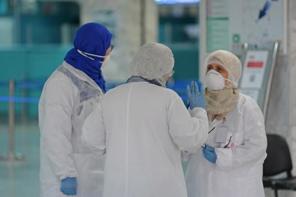 A l\'aéroport de Tunis-Carthage, du personnel de santé attend, le 10 mars 2020, l\'arrivée de passagers pour mesurer leur température.