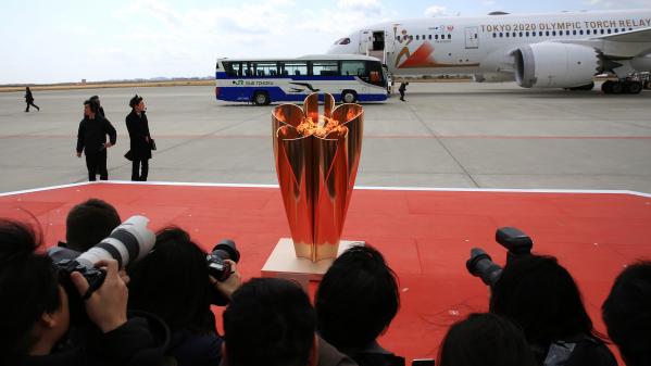 Tokyo 2020 : la flamme olympique arrive au Japon, malgré des incertitudes sur la tenue des JO