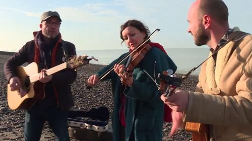 De la Manche à la campagne irlandaise, laissez-vous embarquer par le trio folk La Bonne Heure