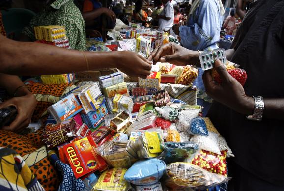 Etalage de médicaments contrefaits sur un marché d\'Abidjan (le 14 juin 2007)