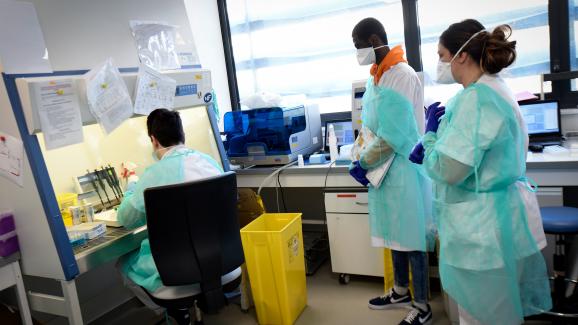 Du personnel médical teste&nbsp;un échantilon prélevé chez un patient potentiellement atteint de Covid-19, le 26 février 2020 dans un laboratoire de l\'IHU de Marseille.