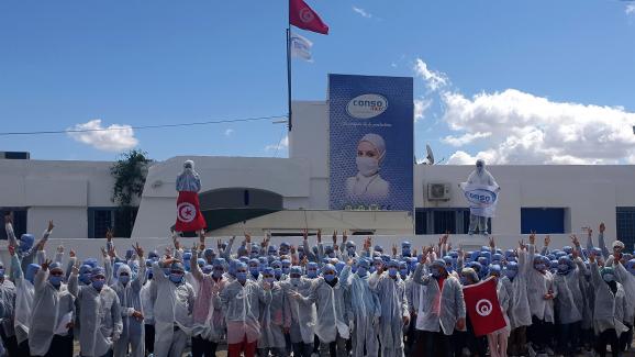 Les employées en confinement volontaire, dans leur usine à Kairouan, le 26 mars 2020.&nbsp;