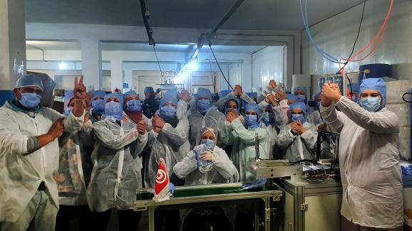 Les employé(e)s fier(e)s de continuer&nbsp;à fabriquer des masques dans leur usine à Kairouan, le 26 mars 2020.&nbsp;