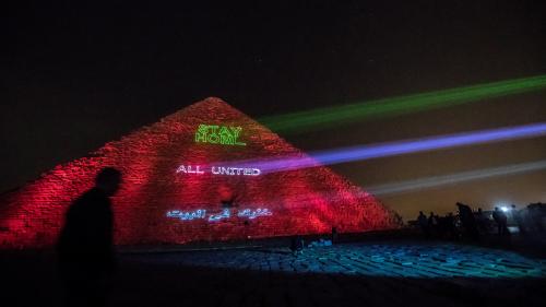 Coronavirus : la grande pyramide de Gizeh illuminée pour inciter les Égyptiens à 