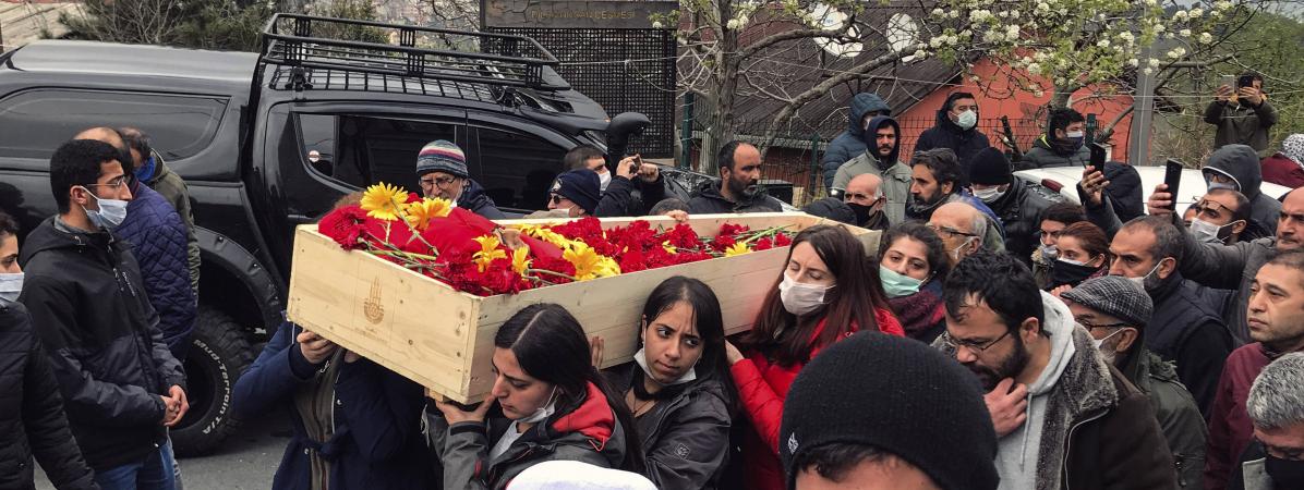 Le cercueil recouvert de fleurs de la chanteuse Helin Bölek, morte des suites d\'une grève de la faim, est porté dans les rues d\'Istanbul, le 3 avril 2020