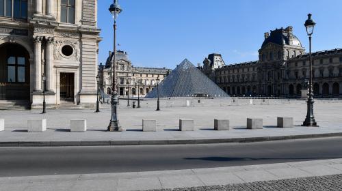 Confinement : un photographe immortalise les rues vides de Paris