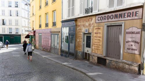 EN IMAGES. Un décor de cinéma abandonné pour confinement fige deux rues de Montmartre sous l'Occupation