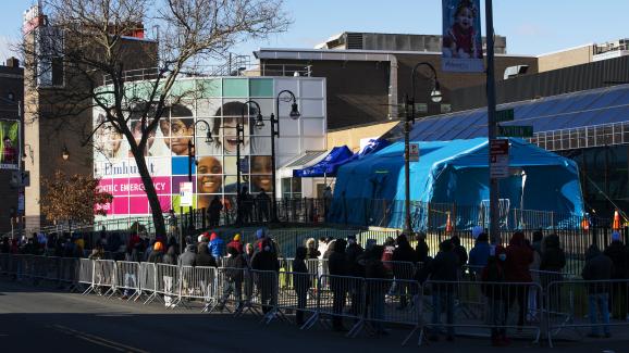 Des dizaines de personnes font la queue pour se faire tester, devant l\'hôpital Elmhurst, à New York (Etats-Unis), le 24 mars 2020.