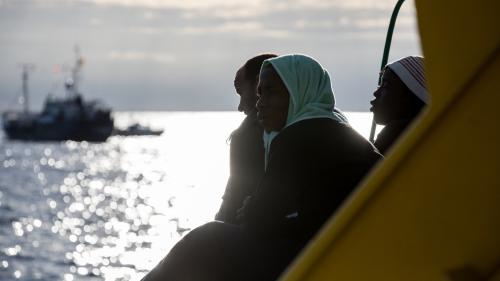 Des ONG dénoncent la disparition de dizaines de migrants en Méditerranée, les autorités italiennes démentent