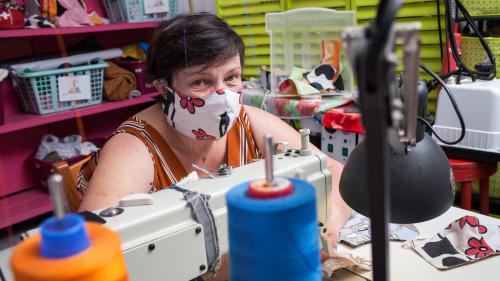 Haute-Savoie : des couturières confectionnent des blouses pour les hôpitaux