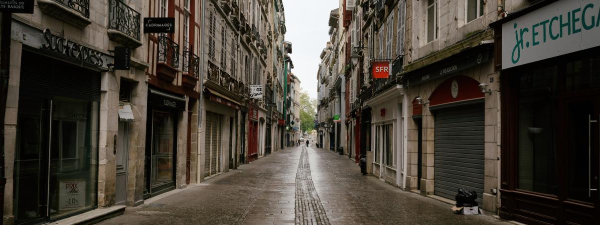 Une rue dÃ©sertÃ©e de la ville de Bayonne (PyrÃ©nÃ©es-Atlantiques), le 11 avril 2020.