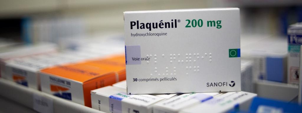 Une boÃ®te de PlaquÃ©nil, un mÃ©dicament contre le paludisme Ã  base d\'hydroxychloroquine, photographiÃ© dans une pharmacie de Toulouse le 7 avril 2020.