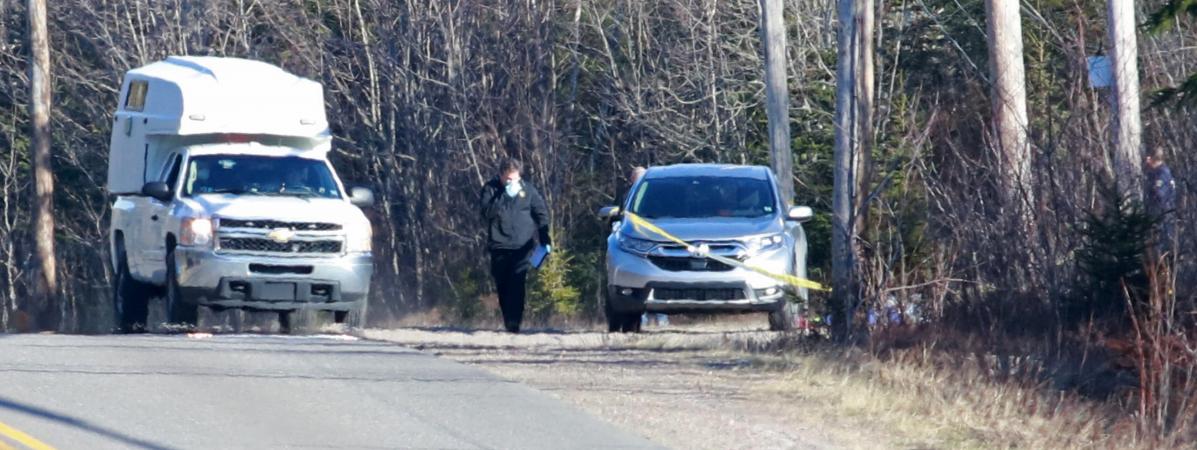 Des policiers inspectent un véhicule alors qu\'un homme armé a fait au moins 16 morts, à Debert, au Canada, dans la nuit du 18 au 19 avril 2020.&nbsp;