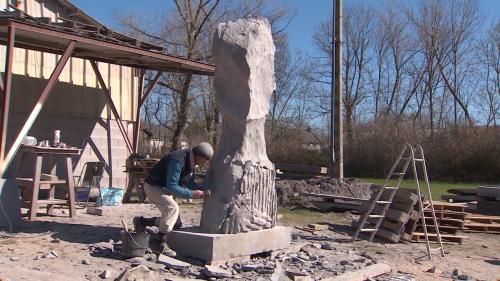 Seul au monde : Denis Monfleur sculpte la lave, confiné dans des ateliers déserts du Puy-de-Dôme