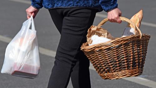 Mon info. La mairie de Rosoy dans l'Yonne livre des cartons de victuailles aux familles les plus démunies en plein confinement