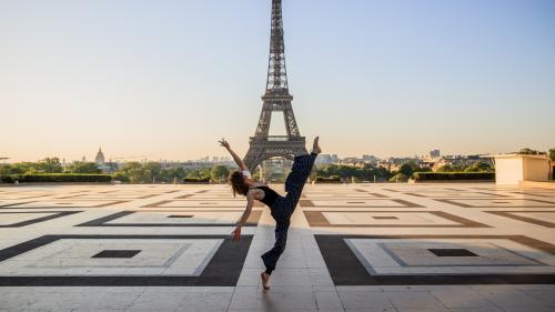 EN IMAGES : la danseuse et chorégraphe syrienne Yara al-Hasbani danse devant les monuments désertés de Paris