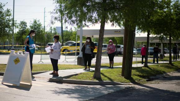 Des personnes attendent pour être testées pour le Covid-19 à la Nouvelle-Orléans, en Louisiane (Etats-Unis), le 21 avril 2020.&nbsp;