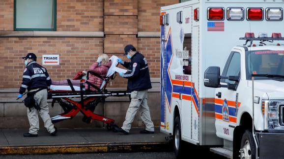 Une patiente est amenée aux urgences de l\'hôpital Maimonides, dans le quartier de Brooklyn à New York (Etats-Unis), le 13 avril 2020.&nbsp;