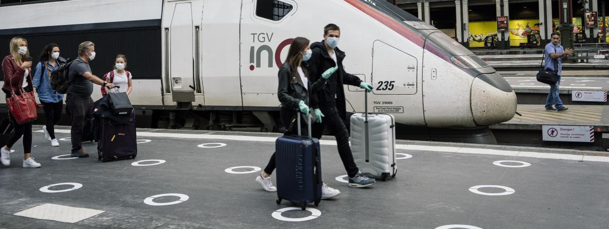 Des voyageurs munis d\'un masque en gare de Lyon, à Paris, le 7 mai 2020.