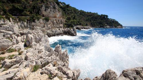 Côte d'Azur : une adolescente emportée par une vague sur un sentier du littoral