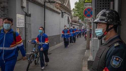 Coronavirus : la Chine expérimente le bracelet électronique sur des collégiens