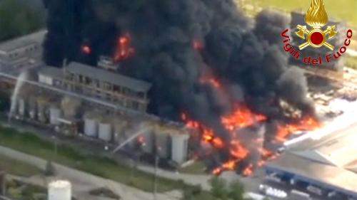 VIDEO. Italie : un impressionnant incendie se déclare dans une usine chimique près de Venise, au moins deux blessés