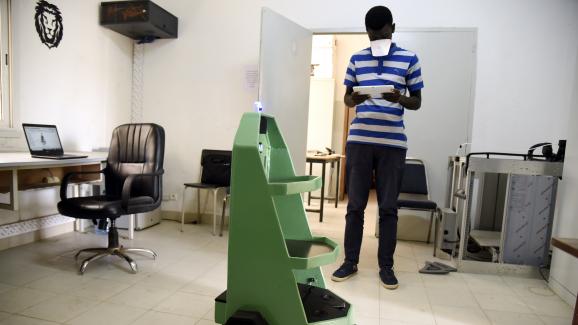 Pape Mamadou Gueye, étudiant en génie mécanique à l’Ecole Supérieure de Polytechnique (ESP) de Dakar, s’occupe d’un robot, le 8 mai 2020.