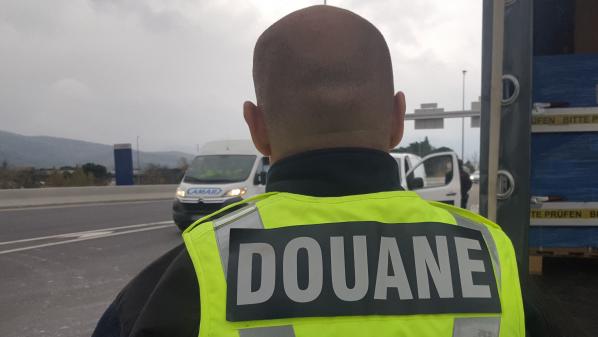 Mayenne : les douanes de Rennes saisissent 20 000 cachets d'ecstasy et d'importantes quantités de kétamine et de MDMA au péage de La Gravelle 