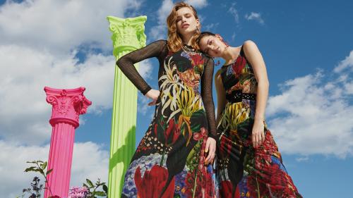 Christian Lacroix poursuit sa collaboration avec Desigual avec une capsule estivale aux motifs floraux